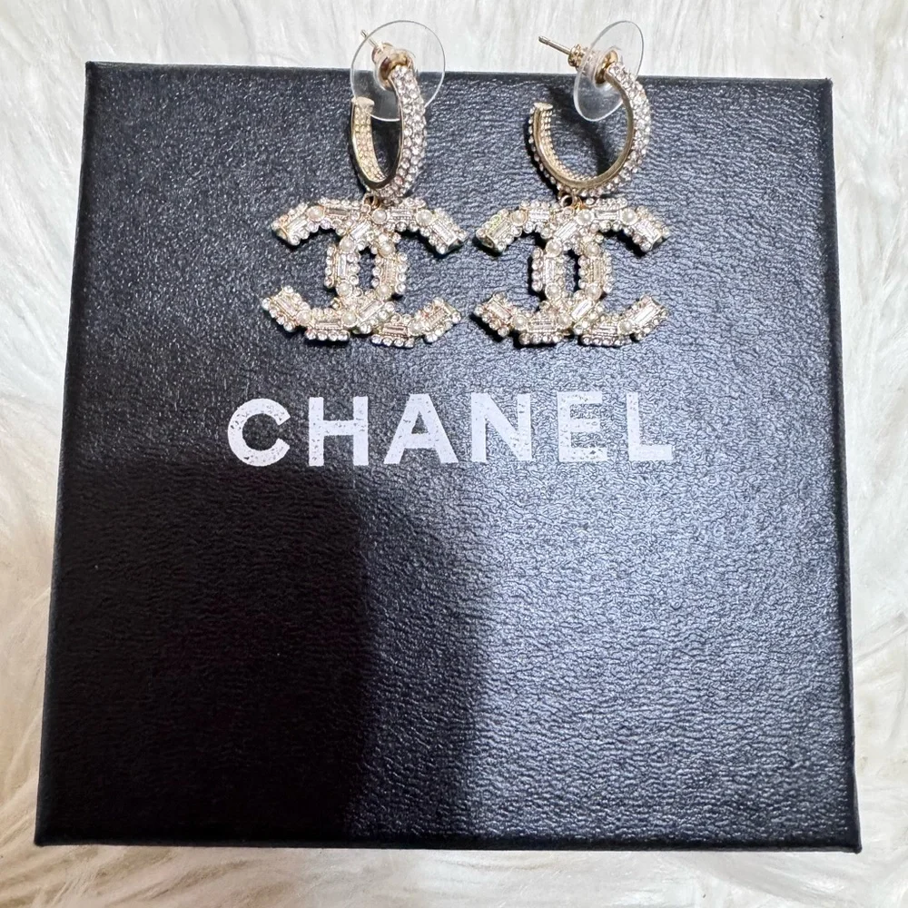 CHANEL DROP LOGO SPARKLING PEARLS EARRINGS - Picture 3 of 8